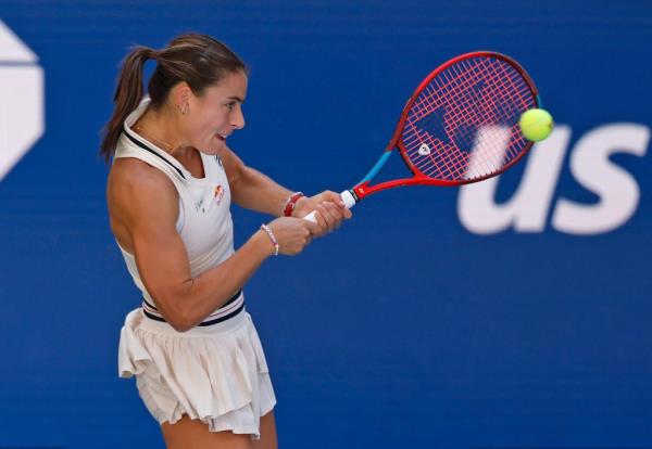 Emma Navarro (USA) [13] returns a volley against Paula Badoas (ESP) [26] during their match on Arthur Ashe Stadium. 