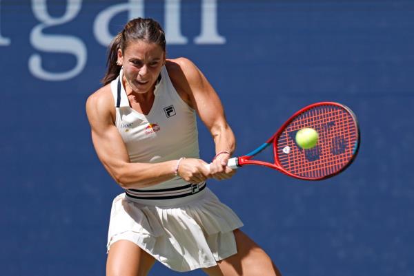 Emma Navarro hits a backhand during her U.S. Open quarterfinal win.